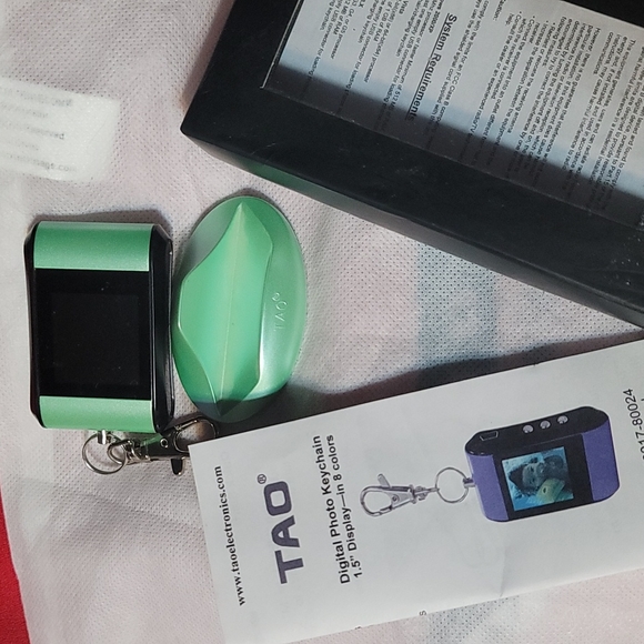 GORGEOUS GREEN TAO DIGITAL PHOTO KEYCHAIN- 1.5" DISPLAY - Picture 2 of 3